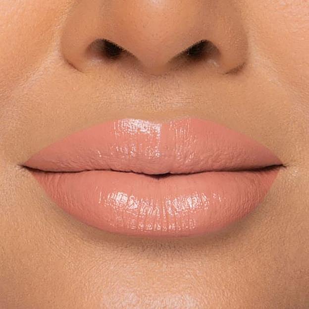 Labios maquillados con el Lady Bold de Too Faced.