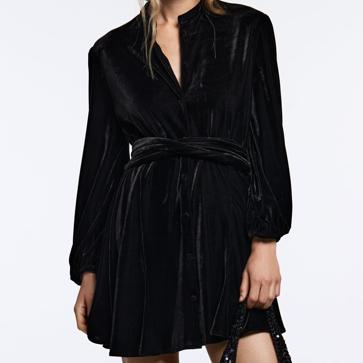 Imagen secundaria 1 - 1. Vestido cruzado con lentejuelas negras de Zara (49,99 euos). 2. Mini vestido de terciopelo drapado de color negro de Zara (29,99 euros). 3. Vestdio asimétrico de Zara (29,99 euros) 
