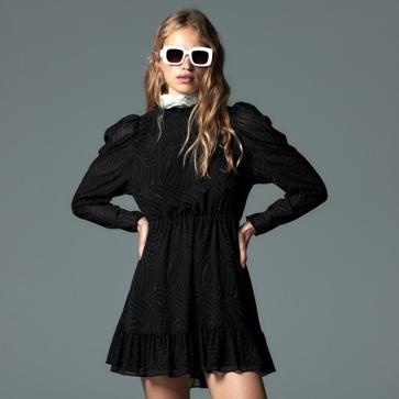 Imagen secundaria 1 - 1. Vestido estampado con brillos y bordados de Zara (49,99 euros). 2. Vestido negro con estampado jacquar y mangas abullonadas de Zara (29,99 euros). 3 Mini vestido estampado en tonos burdeos de Zara (59,99 euros). 