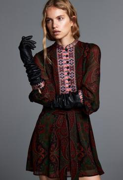 Imagen secundaria 2 - 1. Vestido estampado con brillos y bordados de Zara (49,99 euros). 2. Vestido negro con estampado jacquar y mangas abullonadas de Zara (29,99 euros). 3 Mini vestido estampado en tonos burdeos de Zara (59,99 euros). 