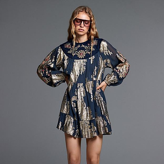 Imagen principal - 1. Vestido estampado con brillos y bordados de Zara (49,99 euros). 2. Vestido negro con estampado jacquar y mangas abullonadas de Zara (29,99 euros). 3 Mini vestido estampado en tonos burdeos de Zara (59,99 euros). 