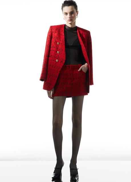 Imagen - El treja queda de maravilla con un top negro