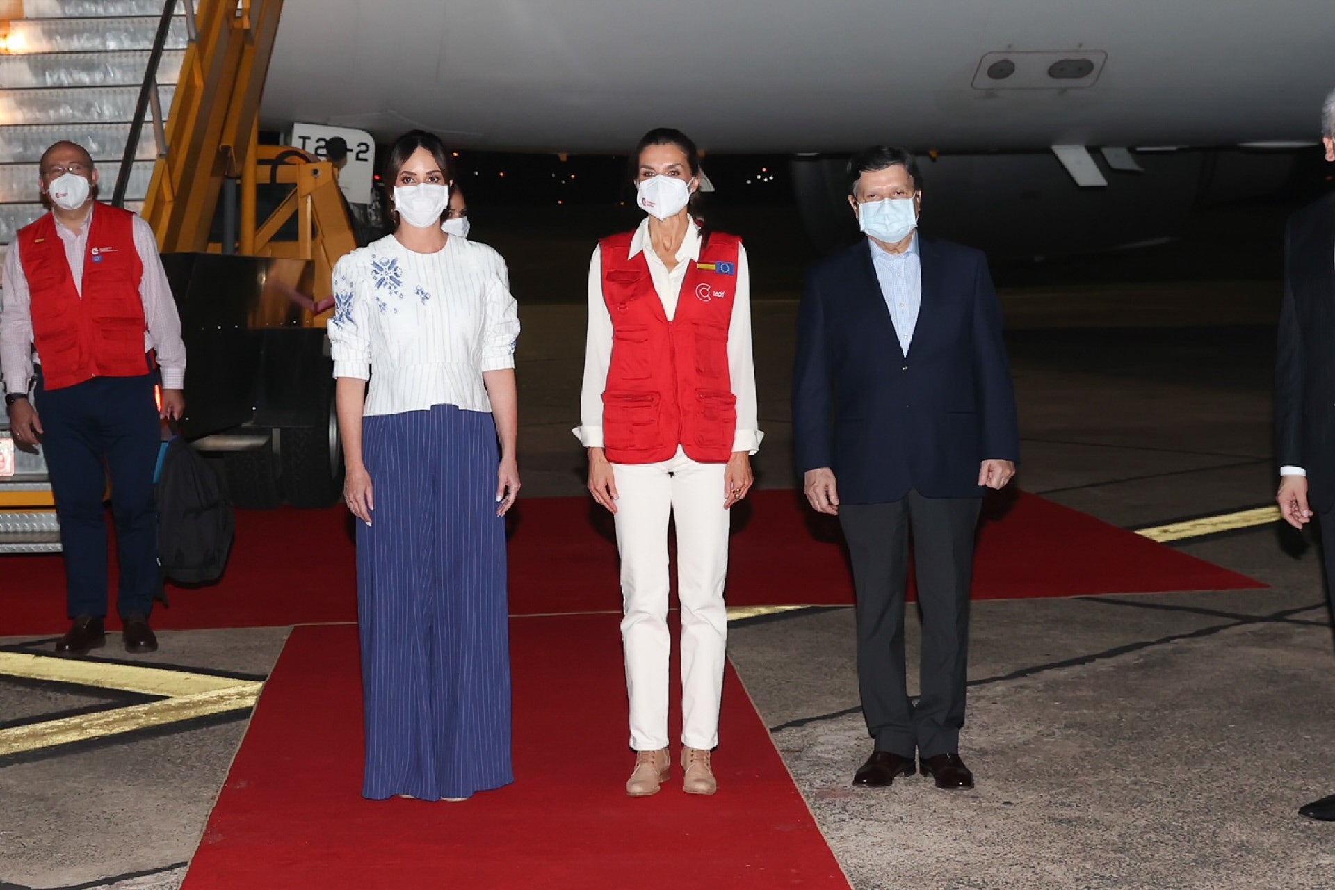 Del 2 al 4 de noviembre la Reina está en Paraguay para conocer de primera mano la labor de la Agencia Española de Cooperación Internacional para el Desarrollo. Desde que ha bajado del avión, doña Letizia ha lucido el caracterísitico chaleco rojo de la AECID y su 'uniforme de cooperante': ropa 'sporty' y sus botas cómodas de trabajo.