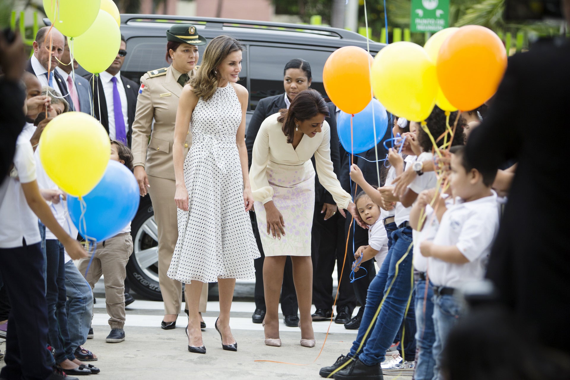 ... o su maravilloso vestido midi en gasa blanca con estampado de lunares de Carolina Herrera.