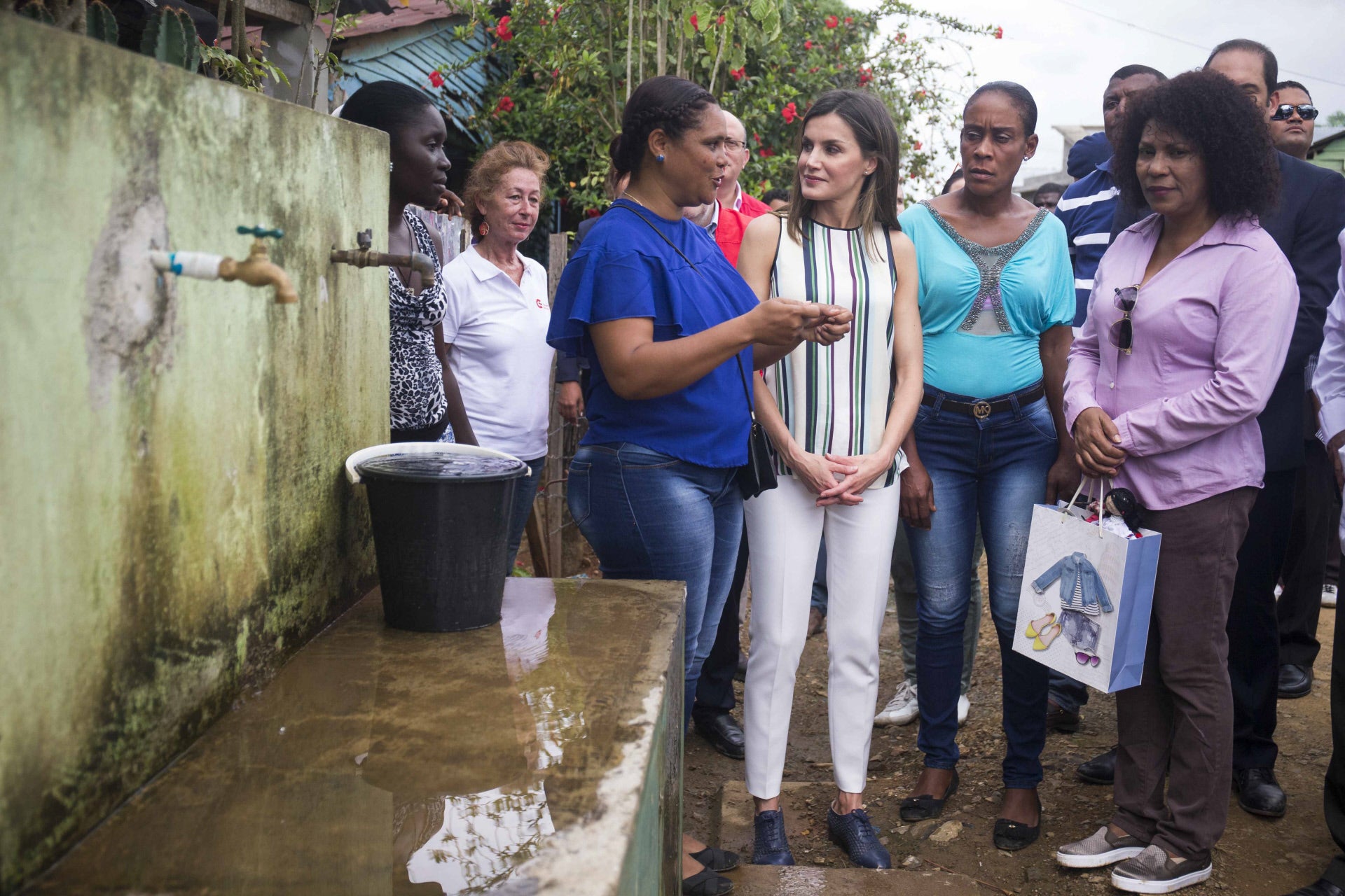 Durante aquella visita a los países caribeños, los looks de la Reina estuvieron marcados por el estilo 'sporty': blusas ligeras, pantalones y zapatos cómodos y planos.
