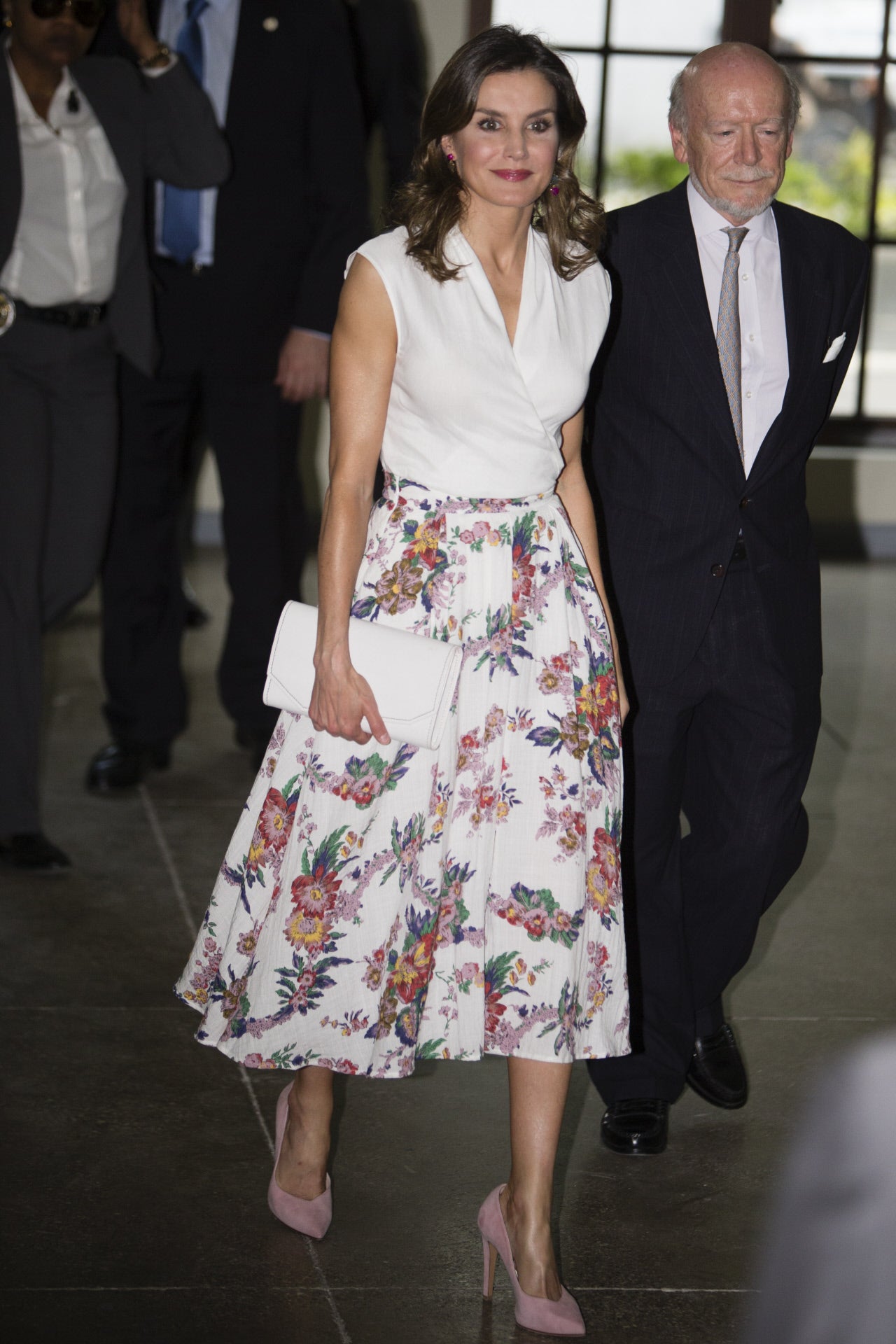 El estilo 'lady' marcó buena parte del viaje de la Reina a Haití y República Dominicana, donde la vimos con faldas de estilo new look como esta midi estampada de Maggie Sweet, combinada con taconazos...