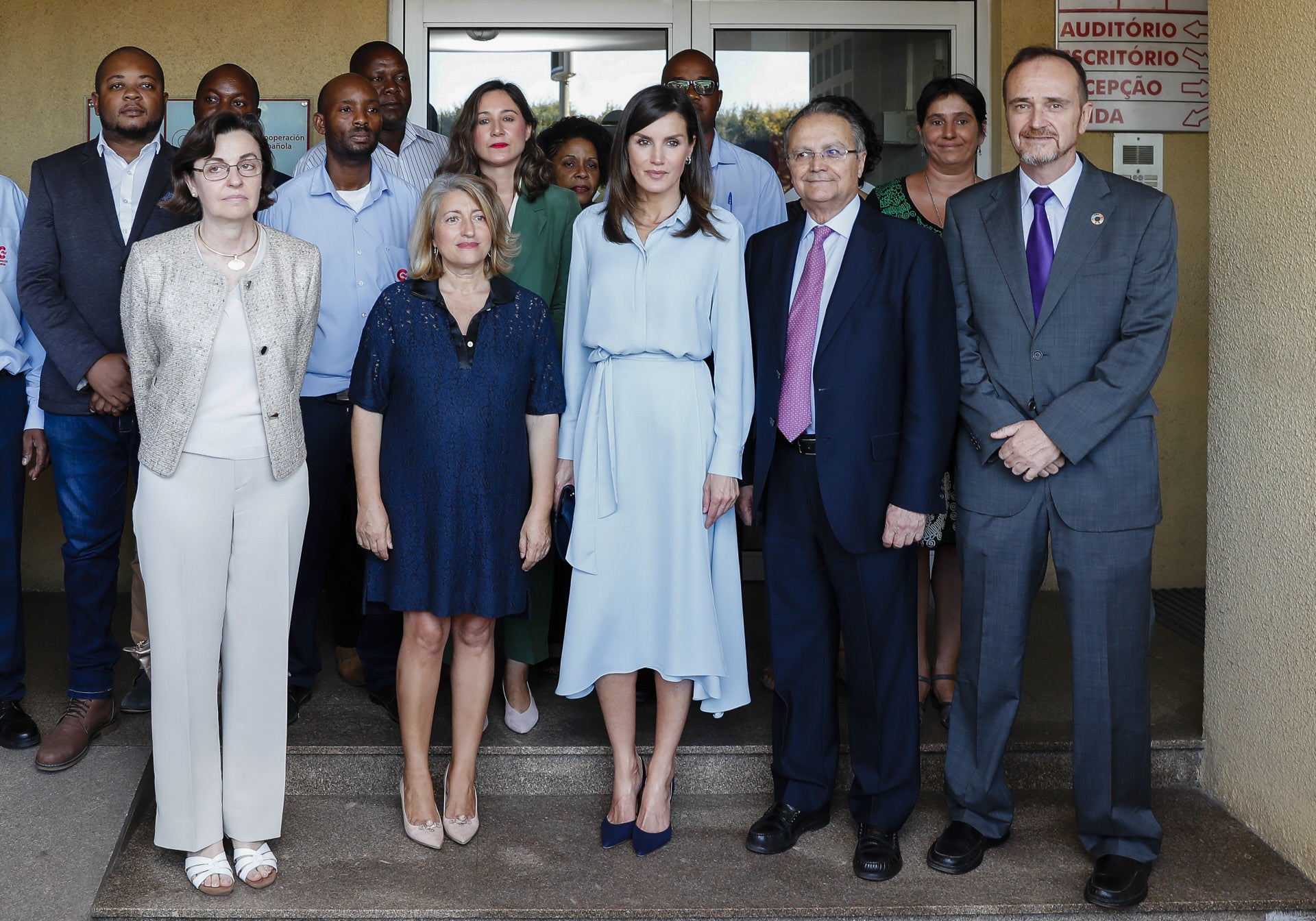 Durante su estancia en Mozambique, la Reina estrenó uno de sus vestidos más favorecedores de los últimos años: un diseño camisero en gasa azul bebé de Pedro del Hierro, que combinó con sus tacones destalonados en ante azul marino de Carolina Herrera.