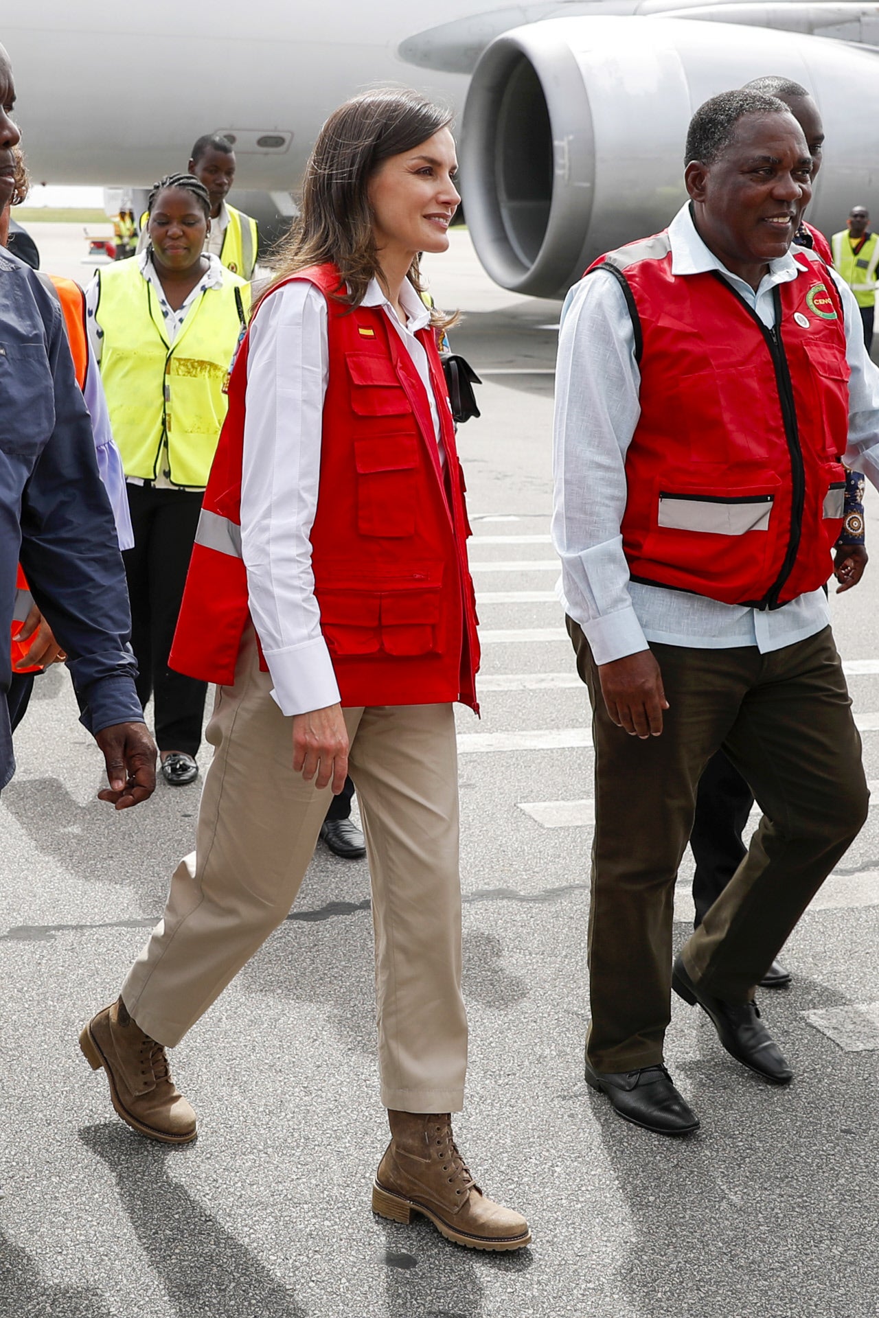 Sin embargo, durante este viaje humanitario sí que pudimos ver a la Reina con su uniforme de cooperante, luciendo el chaleco de la AECID y sus botas de cordones cómodas.