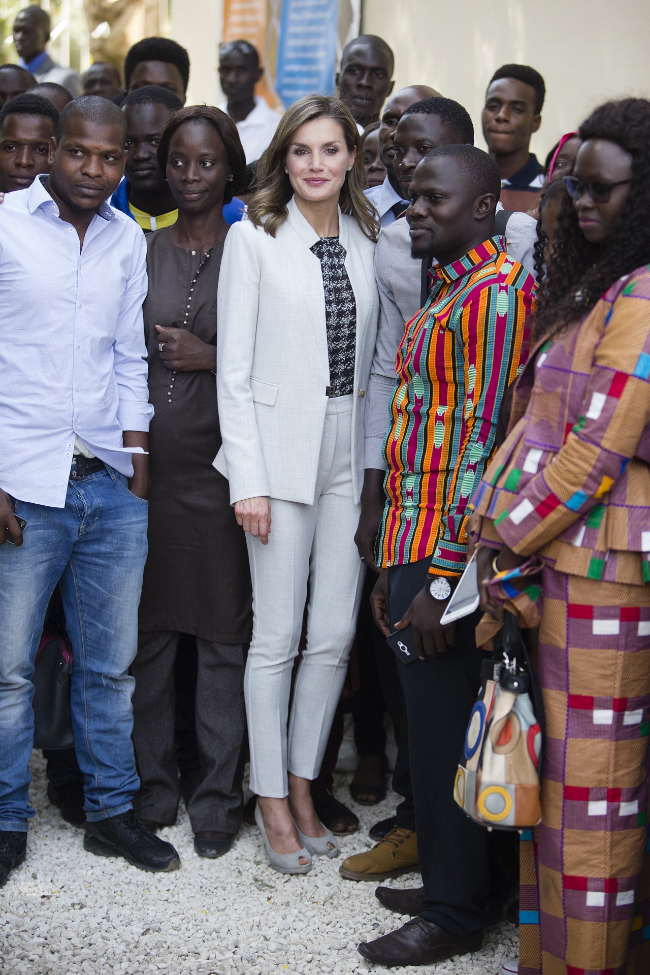 Letizia apostó por el estilo 'working girl' en su viaje de cooperación a Senegal, con un traje sastre gris piedra de Hugo Boss, y su blusa con estampado pata de gallo de Carolina Herrera.