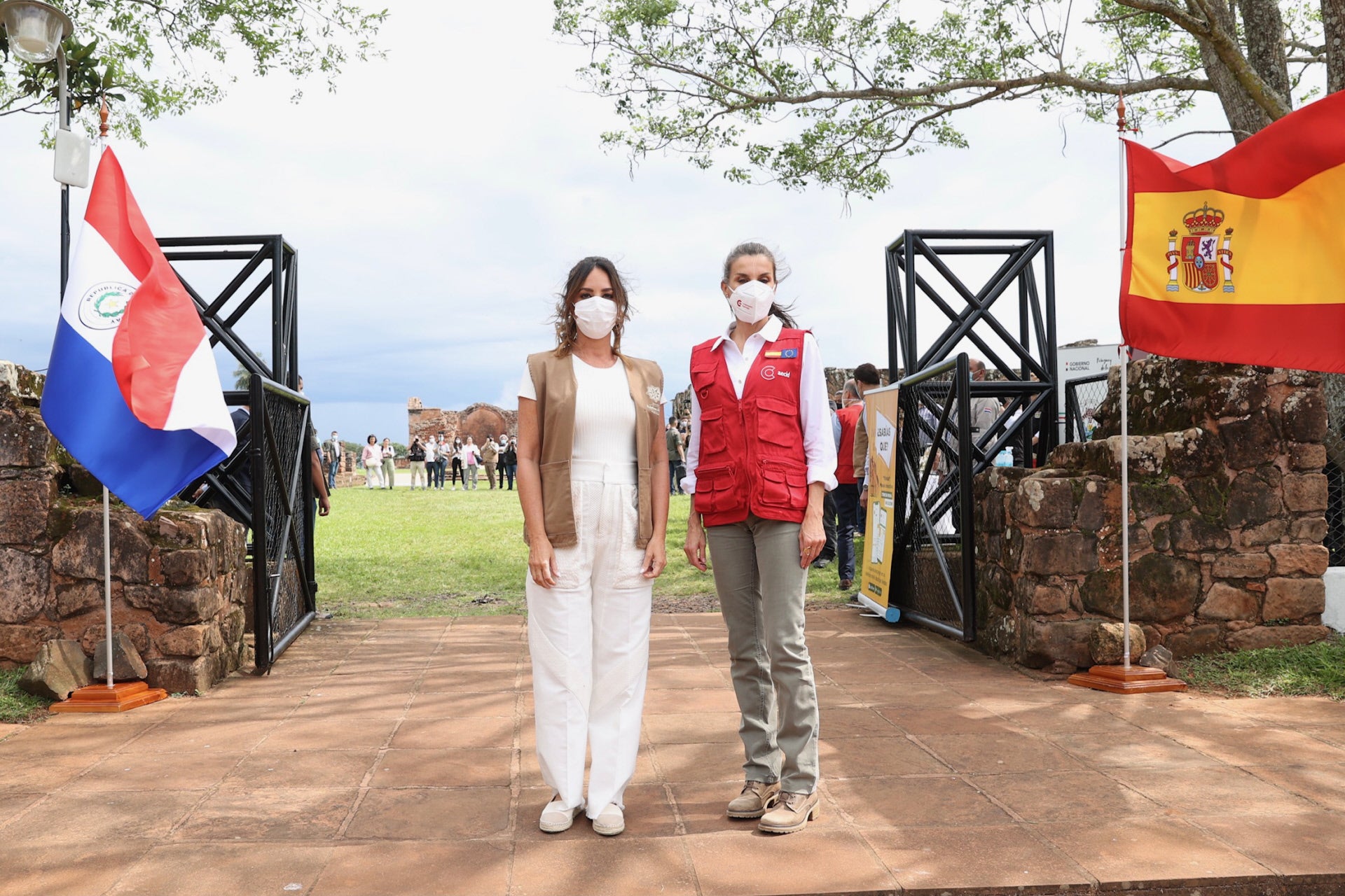 Horas después de su llegada a Asunción, la Reina Letizia visitó la Misión Jesuíta de Trinidad del Paraná, y cambió sus pantalones blancos por unos verde caqui que ya lució en su viaje de cooperación a Honduras el año pasado. Eso sí, conservó el resto de su look 'made in Spain': camisa blanca de Imiloa y sus botas cómodas de cordones de Panama Jack.