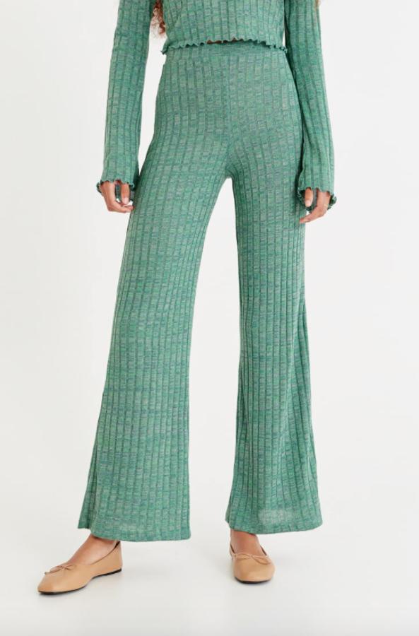 Verde jaspeado para este pantalón fluido de punto de Pull&Bear con perneras ligeramente acampanadas y cintura elástica. Disponible entre las tallas XS y XL, cuesta 19,99 euros.