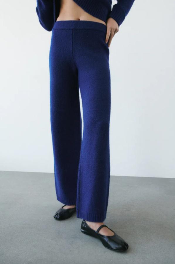 Acabados en rib para este pantalón ancho de punto de Zara de tiro alto y con cintura elástica de color azul marino. Con un precio de 29,95 euros, está disponible en las tallas S y M. 
