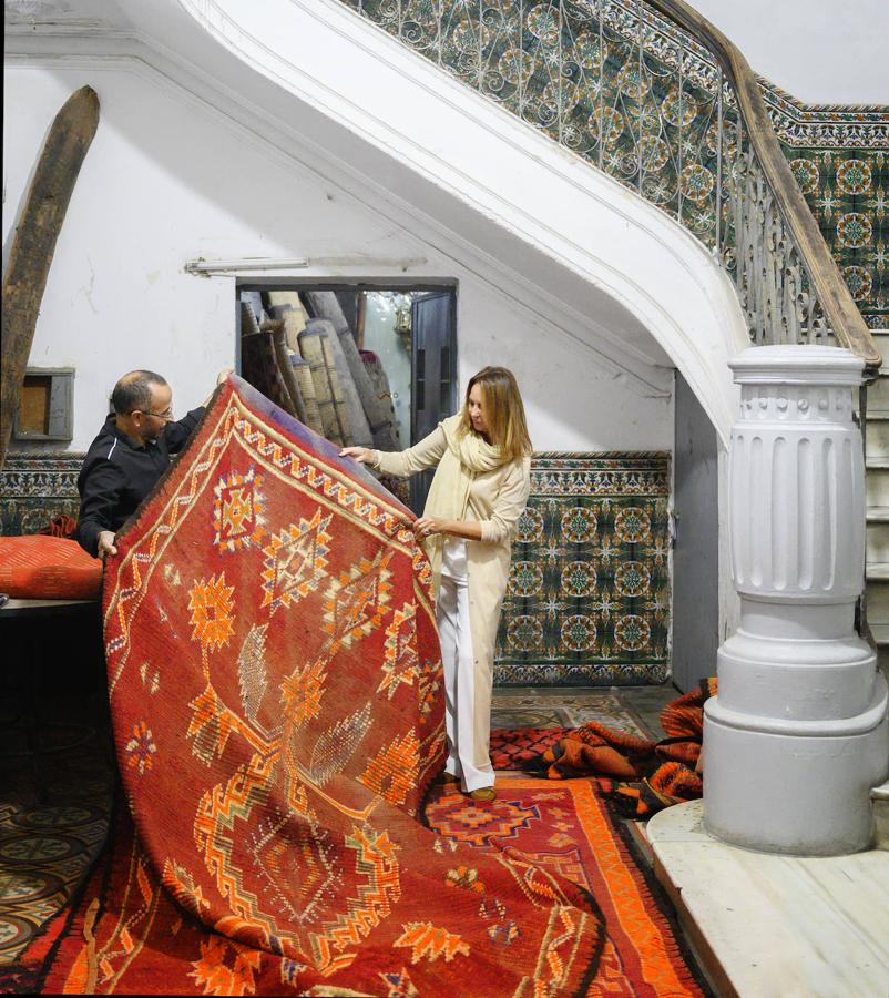 “Es una especie de cueva de Alibaba de casi 70 años, que conozco desde hace muchísimo tiempo. Tiene antigüedades buenas, quincalla variada, cerámica, alfombras, fotos antiguas... ¡Es una maravilla! Aquí he comprado alfombras, cuencos para el gazpacho, colecciones de postales, fotografías, telas... Y encargué que me hicieran una de las lámparas que está colgada en la entrada de mi casa de Madrid. Es imposible que no me lleve algo cada vez que vengo”.