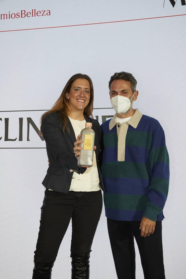 Sus altas propiedades han sido algunas de las razones para que Smart Night Clinical MD Multi-Dimensional Repair Treatment Retinol de Clinique se haya alzado con el premio. Lo ha recogido Amada Bernat, directora de Comunicación de Clinique, de manos de Gervasio Pérez, director de Moda y Belleza de Mujerhoy.