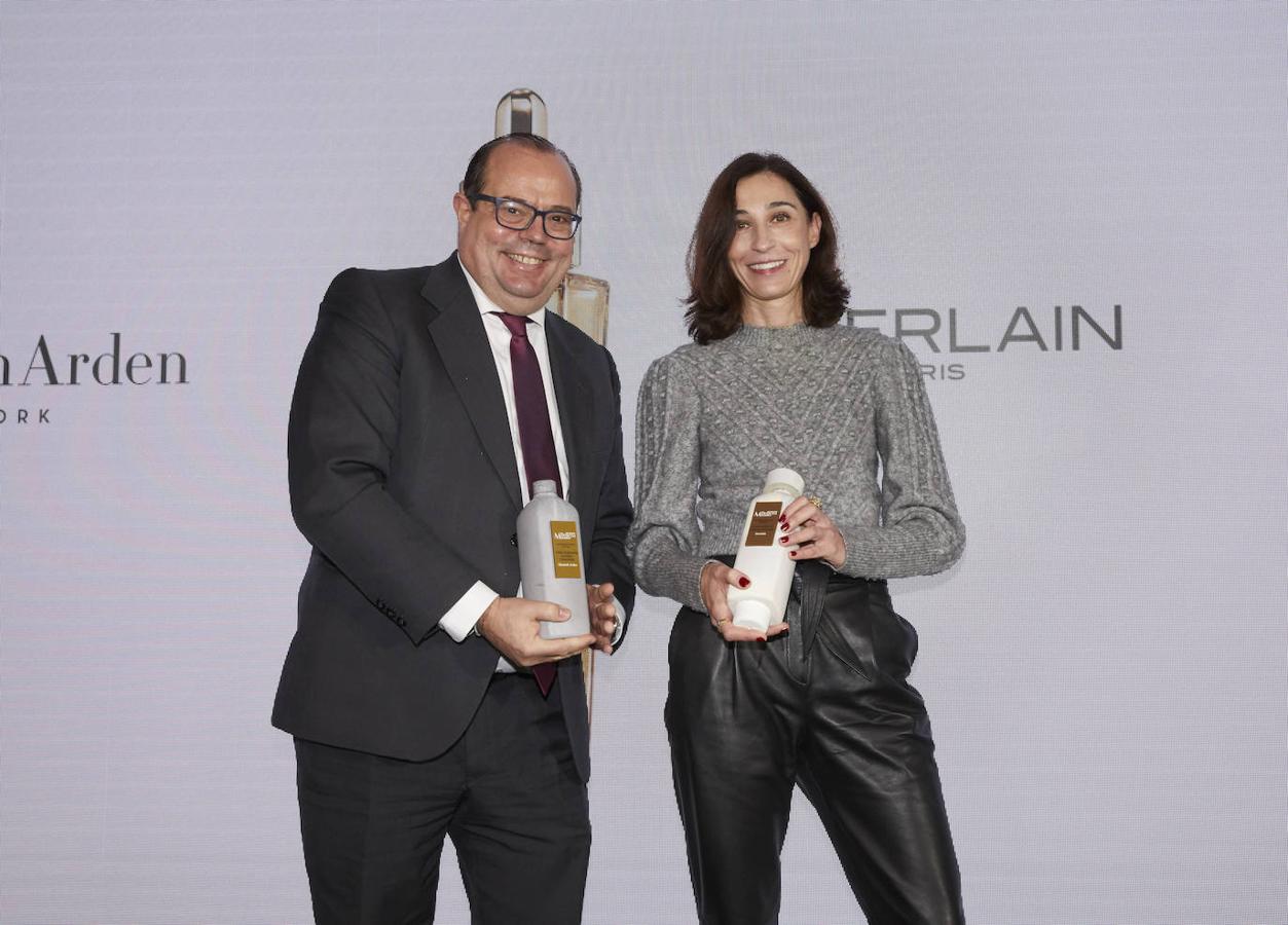 Comparten podio Visible Brightening Cica Glow Concentrate de Elizabeth Arden, cuyo premio ha sido recogido por Joaquín Gordón, General Manager de Elizabeth Arden, y Aceite Acuoso de Juventud Avanzado de Guerlain, recogido por María Borrás, directora de Comunicación y Relaciones Públicas de Guerlain. 