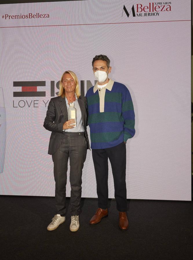 Luchar contra la radiación le ha valido a Fusion Water 5 Star Daily Protection de Isdin este galardón. Ha recogido el premio Stephanie Barbier, directora de Marketing Corporativo de ISDIN, entregado por Gervasio Pérez, director de Moda y Belleza de Mujerhoy.