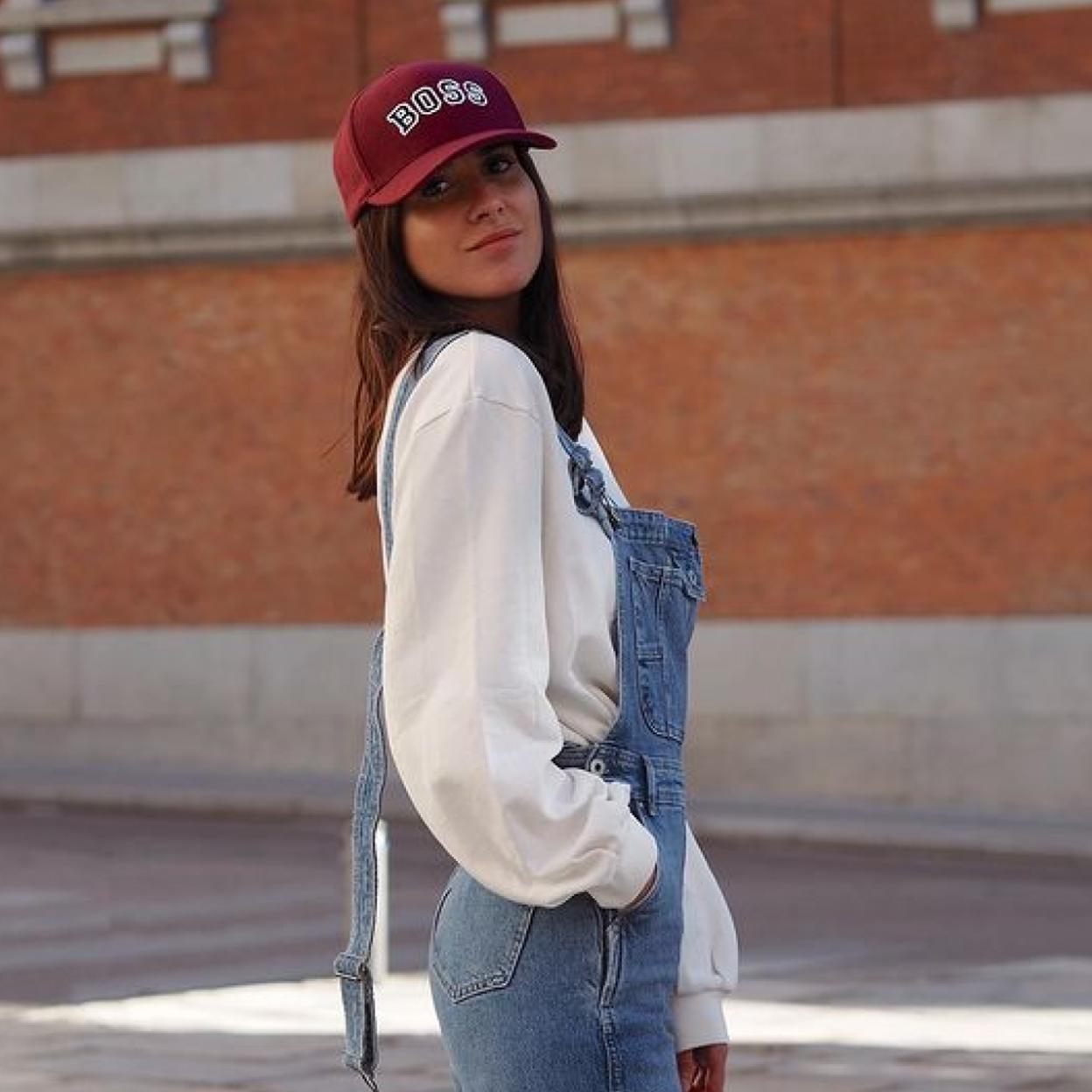 Pincha en la imagen para ver las 9 sudaderas de Mango que son perfectas para un look de oficina casual con blazer y vaqueros.