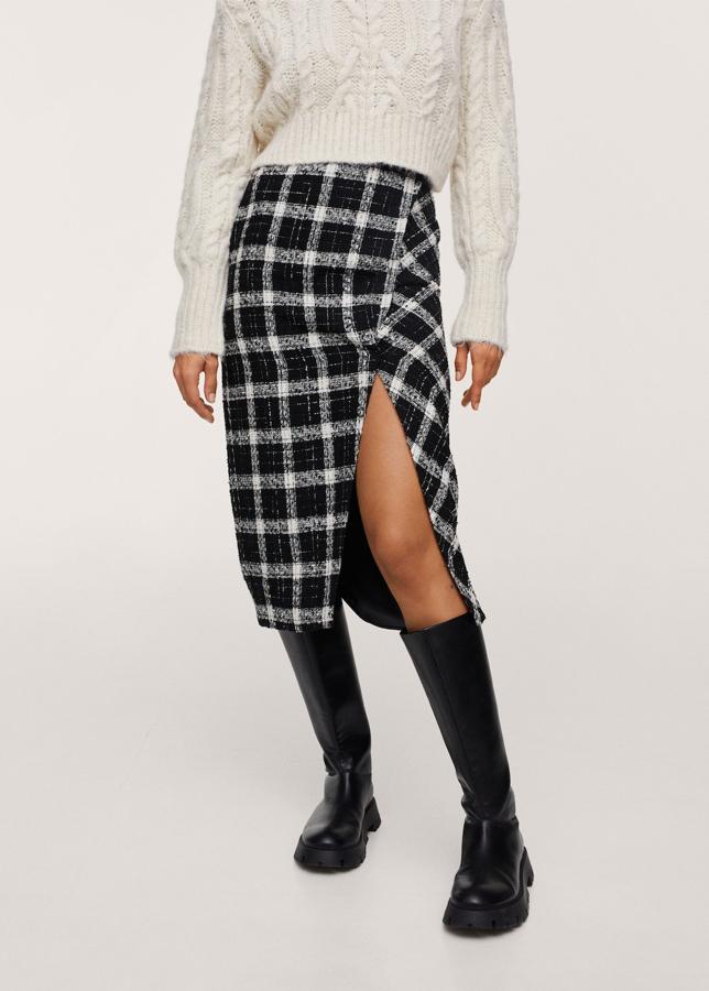 Las faldas con estampados de flores, que tanto han triunfado durante el entretiempo, han dado paso a las de cuadros en tonos totalmente otoñales. Falda midi con abertura lateral de Mango (39,99 euros) 