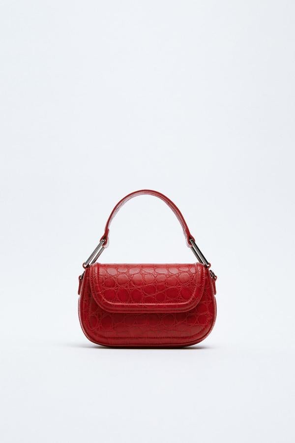 Los bolsos de tamaño mini son la opción perfecta para el fin de semana. Ligeros, elegantes y muy estilosos. Elige un modelo en un color vistoso como el rojo. Bolso pequeño de mano de Zara (19,99 euros) 