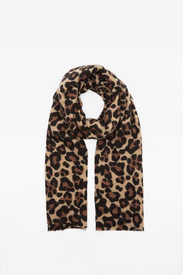El estampado animal es difícil de llevar pero puede elevar un look si se usa en su justa medida. Una simple bufanda puede convertirse en el accesorio del momento. Pañuelo print animal de Zara (19,99 euros). 