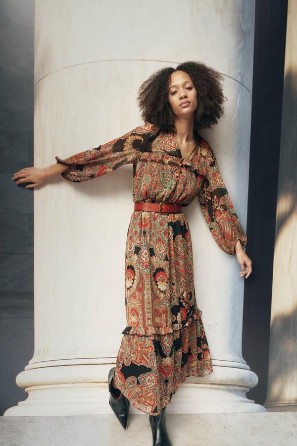 Un vestido largo con aires boho que llevarás sin parar con tus botas altas preferidas. Vestido midi con estampado multicolor de Zara (49,99 euros) 