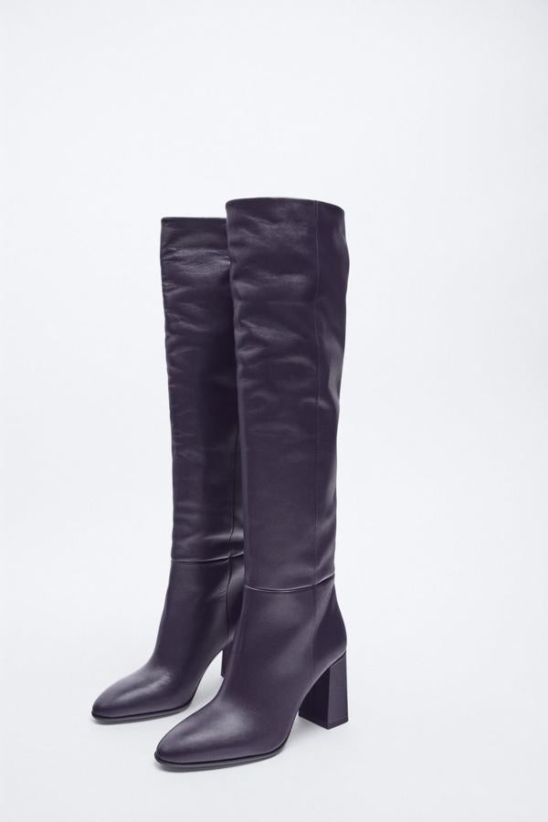 Si hay un color completamente inesperado para unas botas altas, ese es el morado. Un color diferente pero que al ser oscuro no te resultará difícil de combinar. Botas de piel de Zara (99,99 euros)