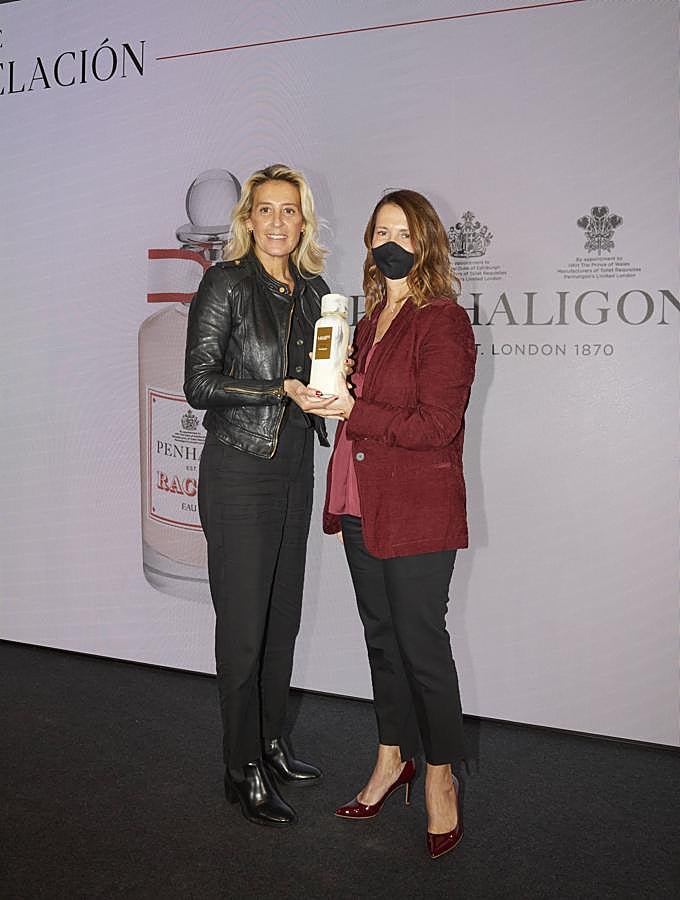 Racquets de Penhaligon’s. La originalidad de esta aroma ha conquistado al jurado. Ha recogido el premio Raquel Puentes, Communication Manager de Puig España. Y se ha encargado de entregárselo Rosa Alonso, directora de Publicidad del Área Mujer de CMVocento.