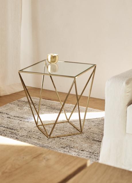 Imagen - Esta mesa auxiliar geométrica con patas doradas y cristal cuesta 129 euros en Zara Home. FOTO: ZARA HOME