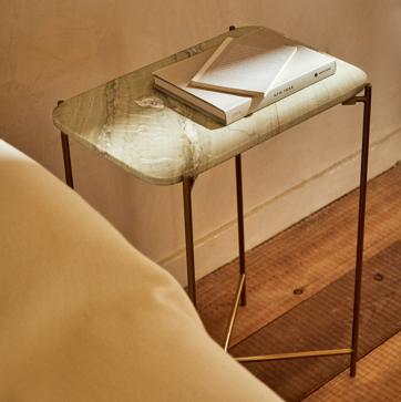 Imagen secundaria 1 - El conjunto de dos mesas nido en dorado y mármol cuesta 199 euros en Zara Home; la mesa auxiliar en cobre y mármol cuesta 79.99 euros; lo mismo que la mesa cuadrada en dorado y cristal.