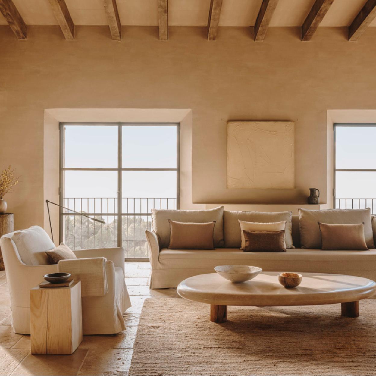 Pincha en la foto para ver los muebles 'con truco' que harán que tu salón parezca más grande.