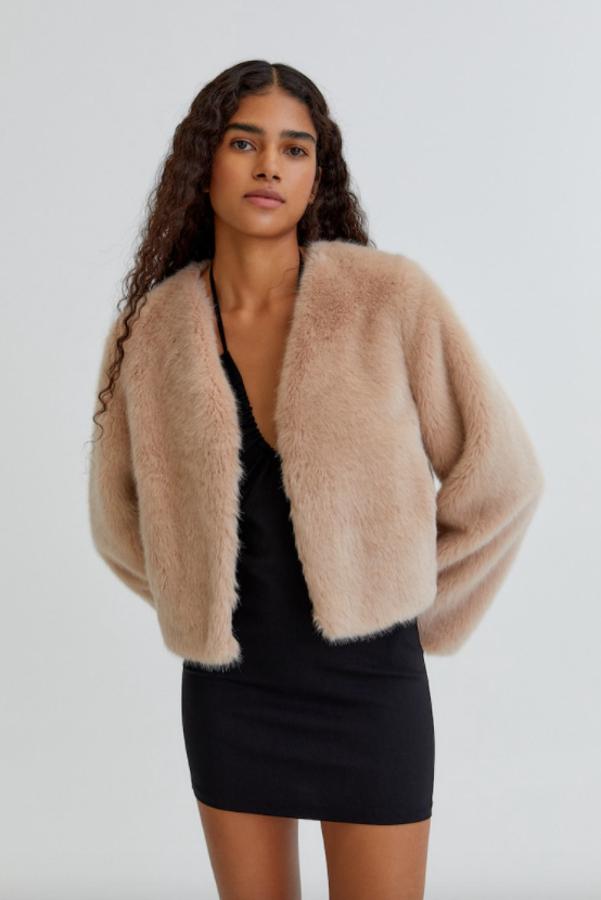 Cuello caja y cierre de enganches para esta cazadora de pelo de Pull&Bear que podemos encontrar en color negro o en rosa maquillaje y cuesta 39,99 euros. Está disponible entre las tallas XS y XL. 