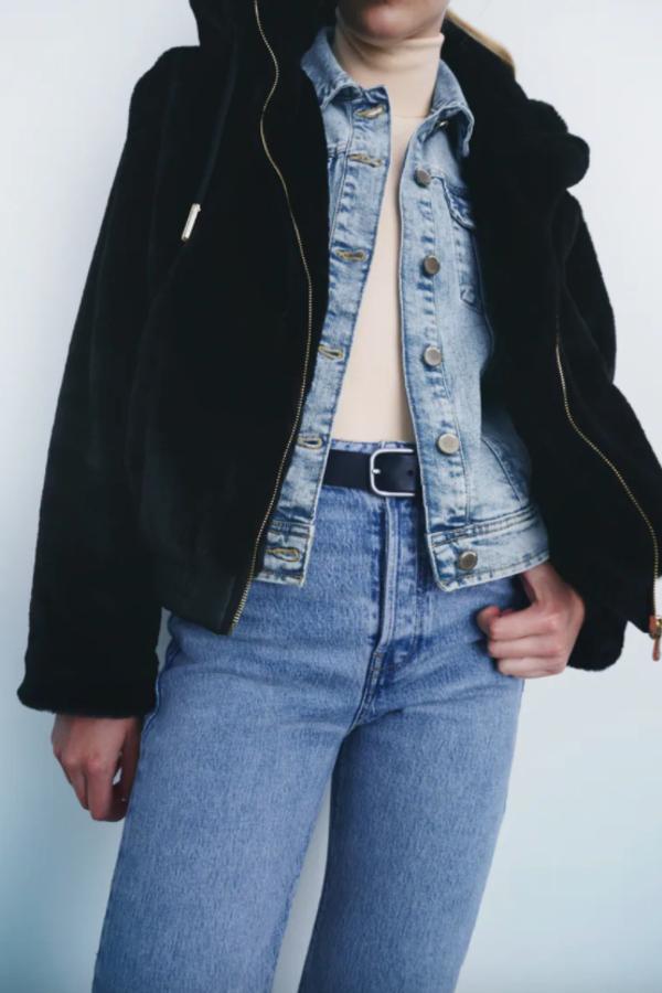 Disponible en color arena o en negro, esta cazadora en efecto pelo de Zara vienen con capucha ajustable con cordones, mangas largas y bolsillos laterales de vivo. Con bajo acabado en elástico combinado en efecto piel, tiene cierre frontal de cremallera, cuesta 39,95 euros y está disponible entre las tallas XS y XXL. 