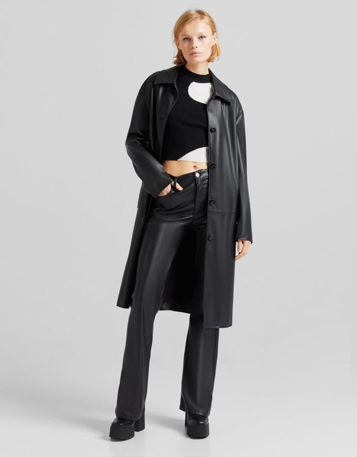 Sí, las gabardinas también son para los looks de noche y esta de Bershka es la prueba. En color negro y efecto piel, viene con diseño estructurado, cierre frontal de botones y bolsillos laterales. Tiene cuello de solapa y podemos encontrarla en las tallas S, M y L por 39,99 euros. 