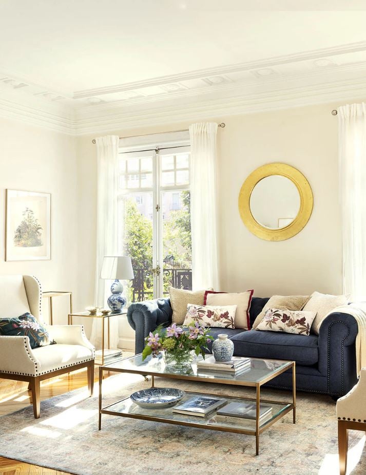 Este espejo redondo dorado de El Corte Inglés marcará la diferencia en tu salón. Cuesta 299 euros.