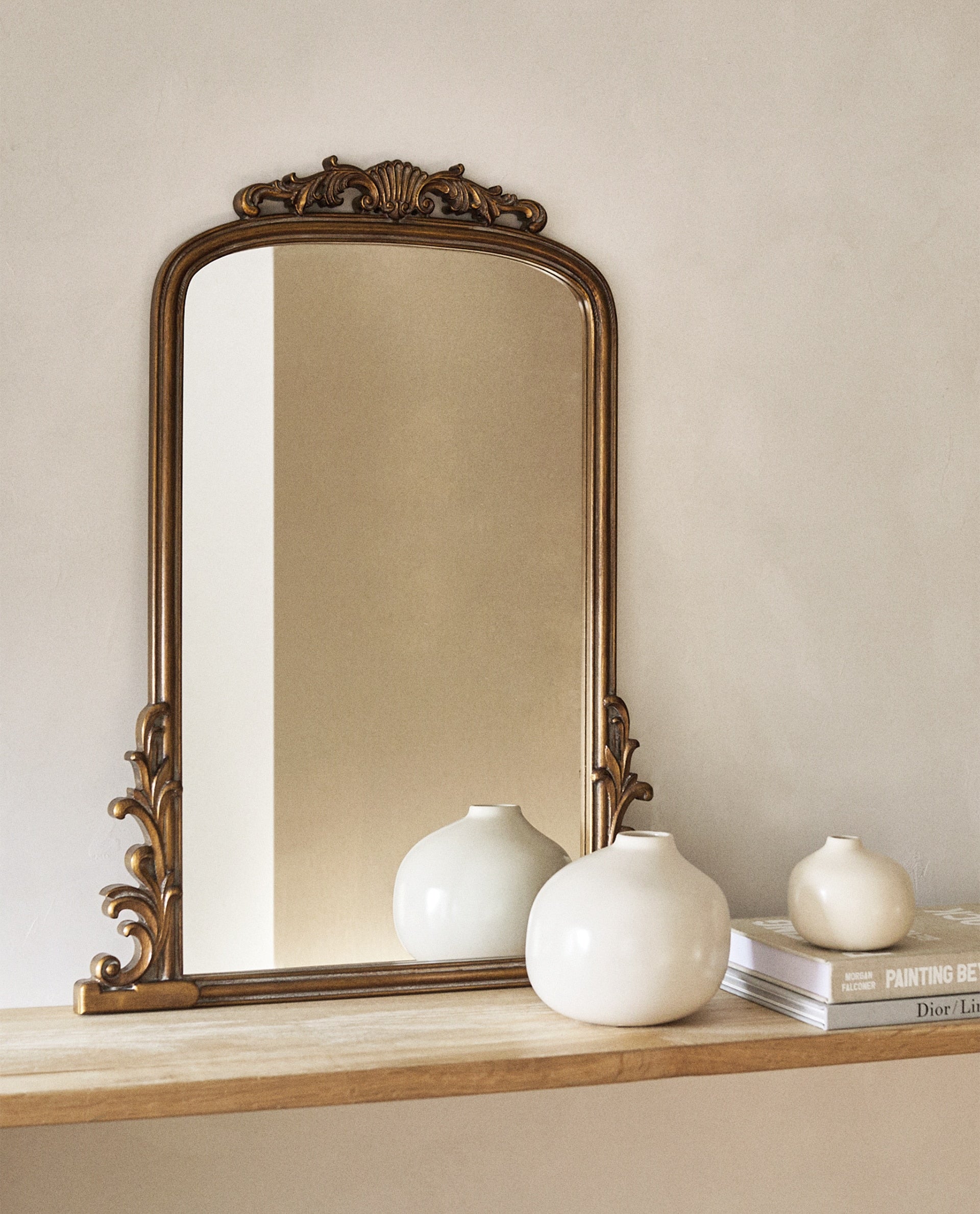 Una versión muy similar, en madera cromada y estilo retro, encontramos en Zara Home por 69.95 euros.