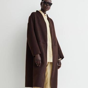 Imagen secundaria 1 - Estos abrigos marrón chocolate de H&amp;M que parecen de lujo son los más elegantes porque tienen el corte y estilo favoritos de las influencers