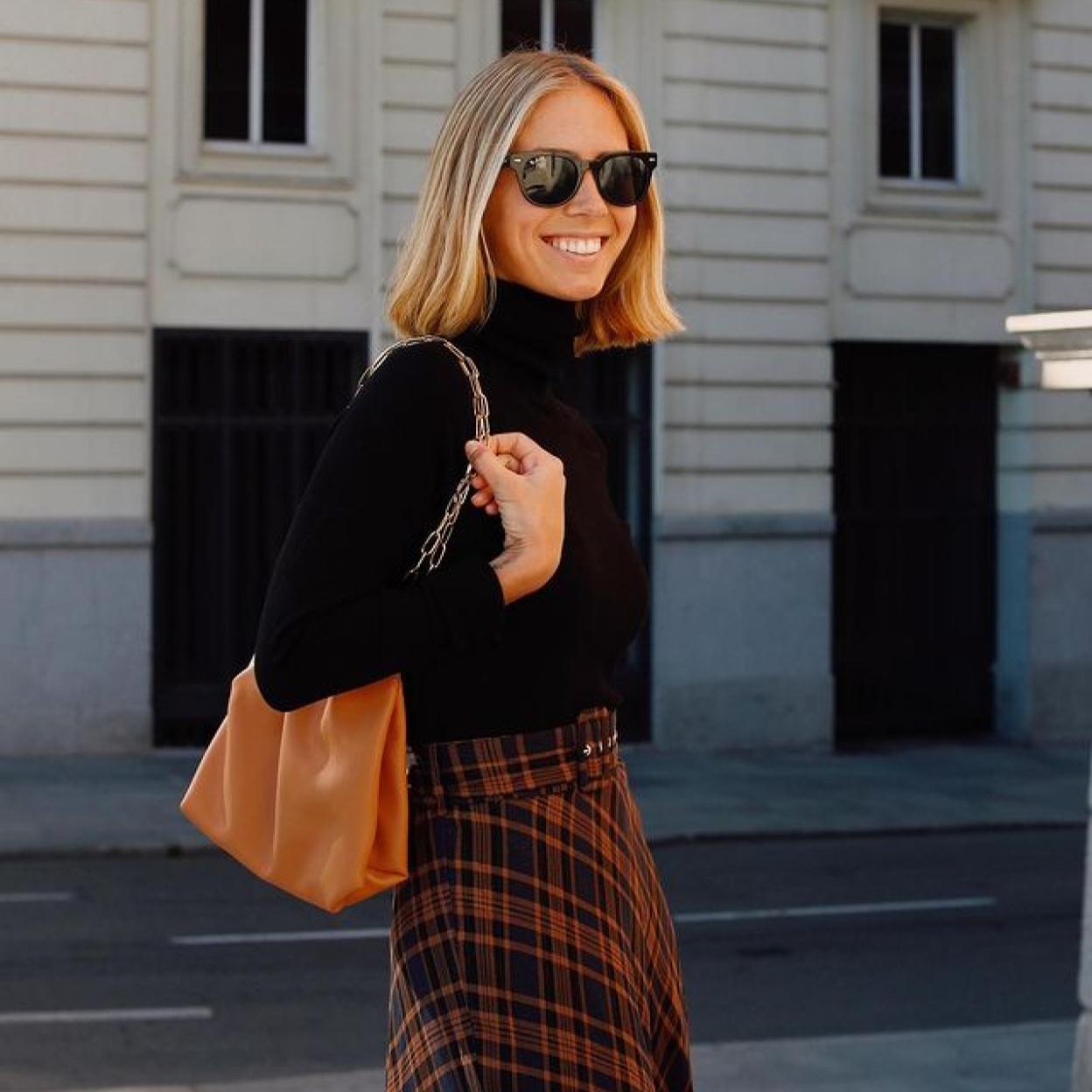 Pincha en la imagen para ver las faldas estampadas que acaban de llegar a Mango y que son perfectas para tus looks con jersey de punto y blazer.