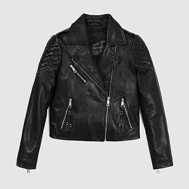 Imagen principal - Cazadora negra y vaqueros flare: el look de básicos perfecto para el otoño de Helen Lindes que sienta bien a los 30, a los 40 y a los 50