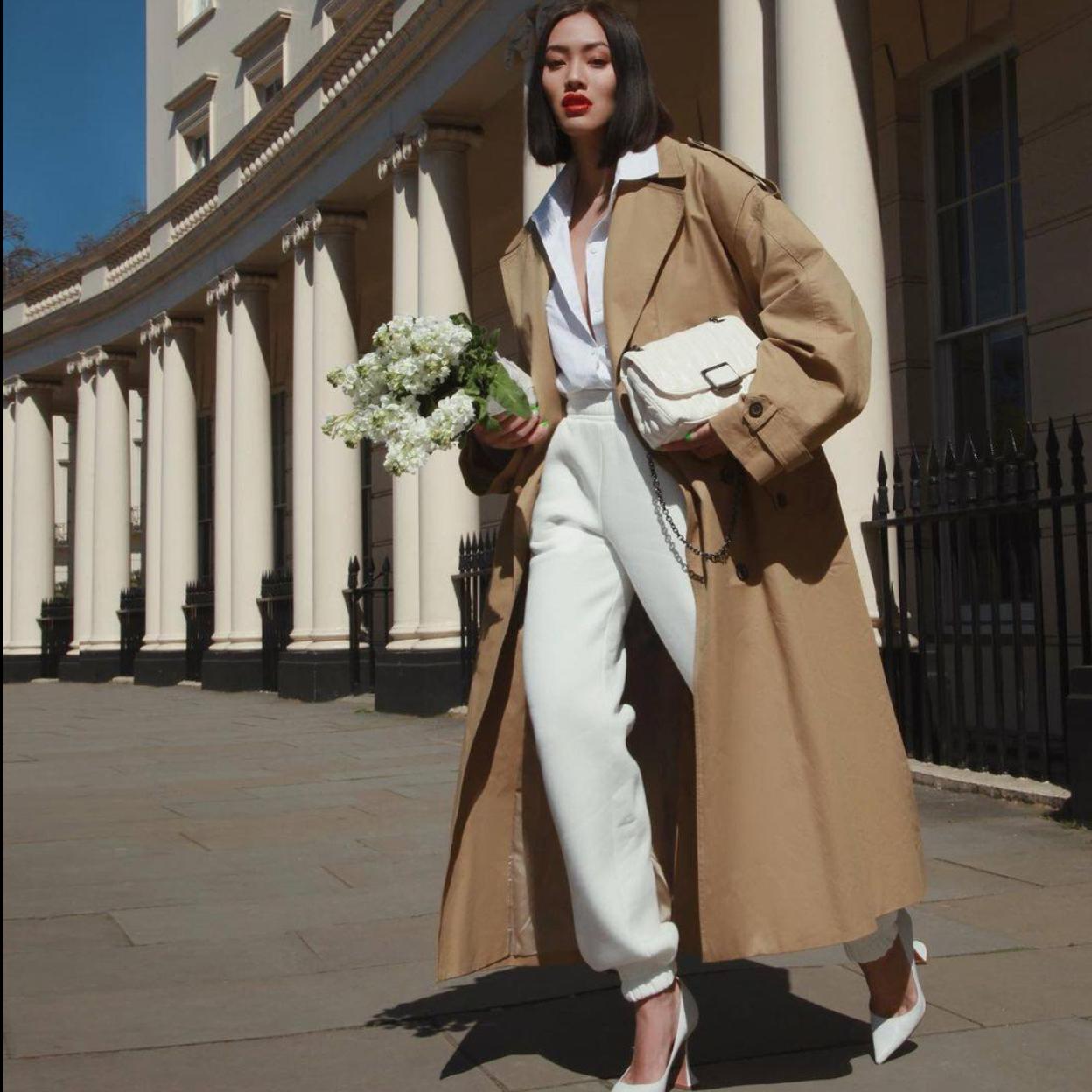 Pincha en la imagen para ver 7 sudaderas con capucha que van a rejuvenecer tus looks y van a convertirse en tu prenda fetiche esta temporada