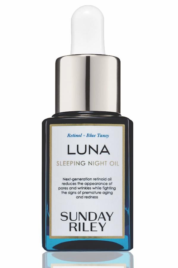 Producto en formato sérum que actúa durante la noche para aportar uniformidad y luminosidad a la piel. Reduce la aparición de poros y arrugas mientras mejora los signos del envejecimiento. Se trata de un producto vegano compuesto por aceites esenciales de manzanilla azul y rosa mosqueta. (Disponible en Sephora, 48,99 euros).