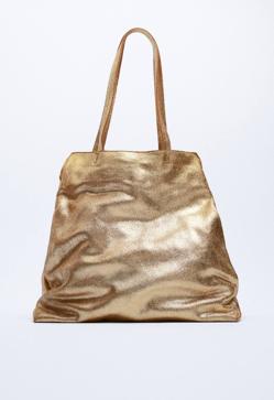 Imagen secundaria 2 - ¡Alerta tendencia! El tejido metalizado arrasa en Instagram (y en el street style): así lo puedes incluir en tus looks de diario