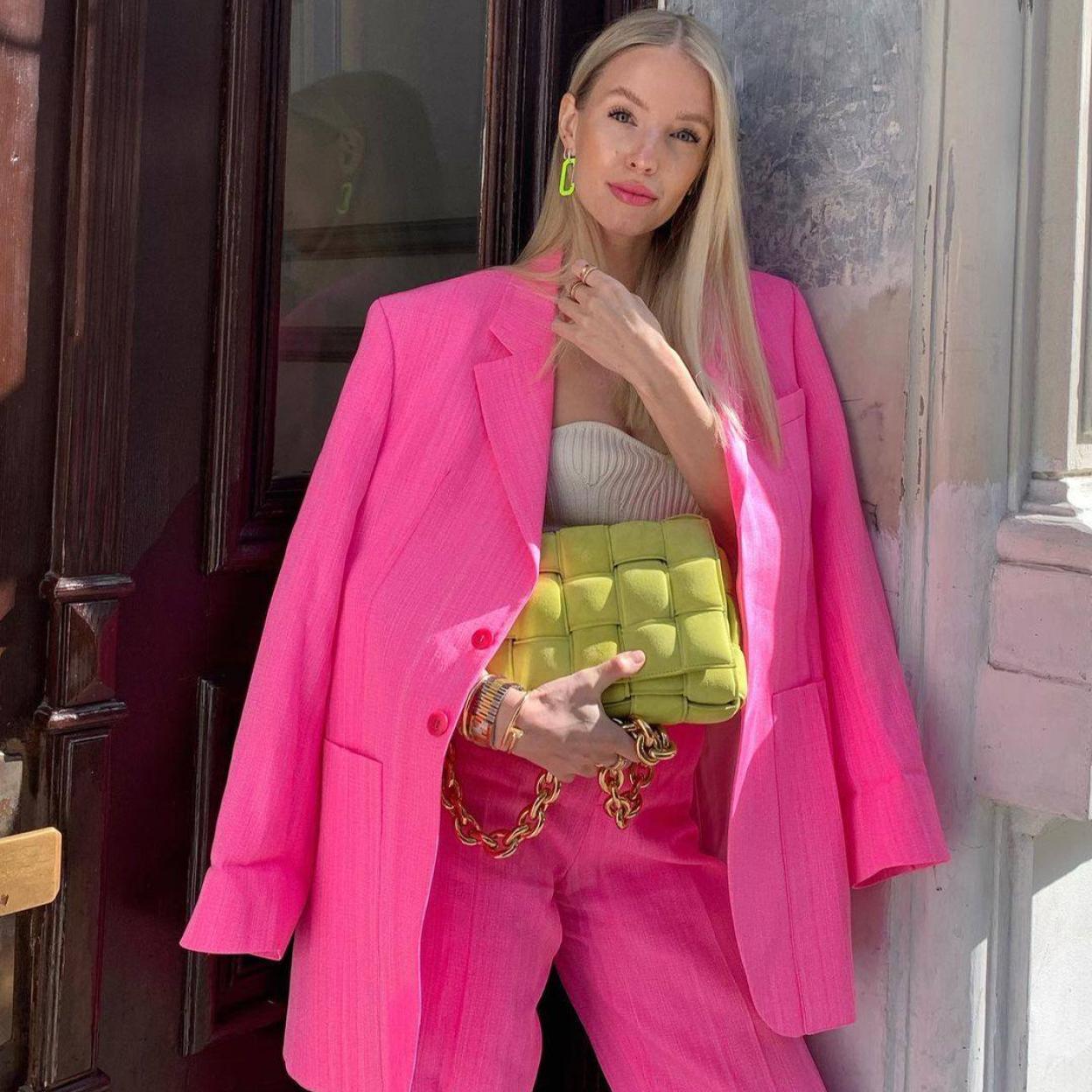 Pincha en la imagen para ver Renueva tus básicos con estas nueve camisas blancas que son perfectas para un look diario fácil con blazer o con jersey