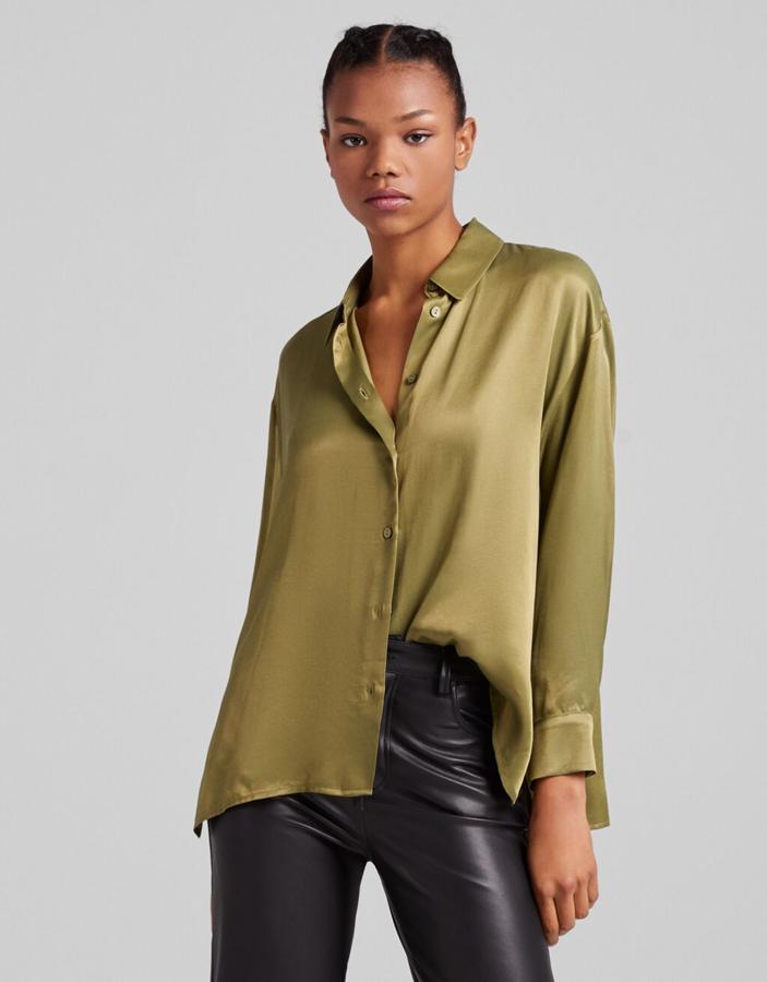 En Bershka hemos encontrado esta camisa de mangas largas y cuello clásico con botonadura frontal a tono que está disponible en negro, caqui y marrón, además de en un diseño estampado en blanco y negro. Disponible entre las tallas XS y XL, cuesta 19,99 euros. 