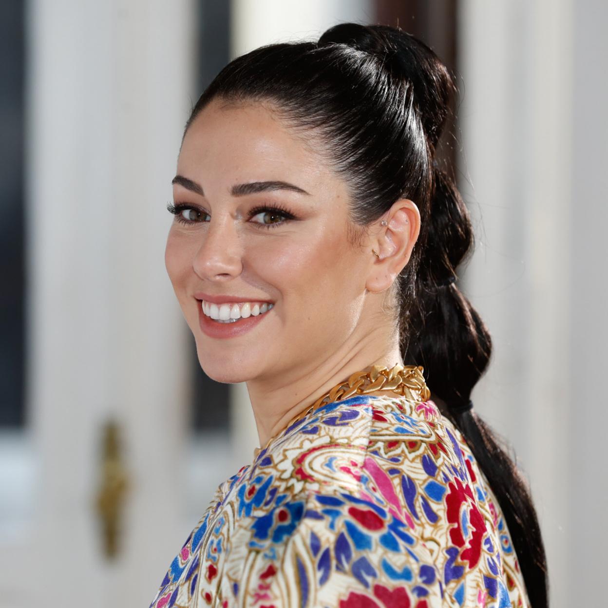 Pincha en la imagen para ver nueve camisas blancas que son perfectas para un look diario fácil con blazer o con jersey.