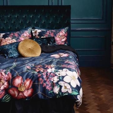 Imagen secundaria 1 - El conjunto nórdico en satén rosa empolvado con volantes cuesta 30 euros en Primark Home, el estampado con maxi flores, 25 euros, y esta confortable manta en estampado de tartán rojo, 14 euros.