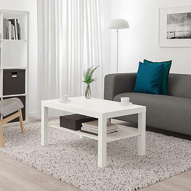 Imagen principal - La mesa Lack de IKEA cuesta 20 euros, y el conjunto de mesa de comedor Melltorp y las dos sillas apilales Adde, 49 euros.