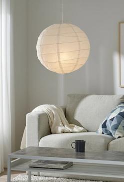 Imagen secundaria 2 - Las cortinas Hilja cuestan 12 euros el par, la alfombra Tiphede cuesta 10 euros y la lámpara Regolit, 5 euros