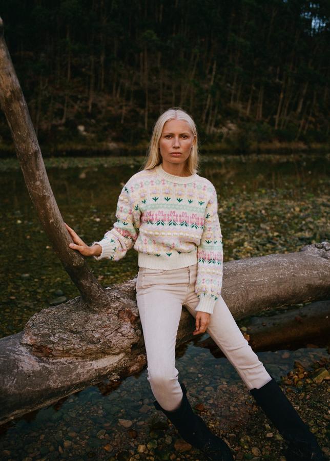 Los jerseís de lana con estampado tipo  jacquard , sobre todo los que tienen tonos pasteles, serán tus aliados para los días más fríos del año. Jersey con motivos florales de Mango (39,99 euros). 