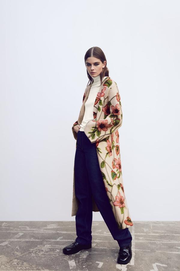 Los abrigos estampados son una apuesta arriesgada pero pueden cambiar por completo el look más básico ( y a veces demasiado aburrido). Chaqueta larga con estampado de flores de Zara (79,99 euros)
