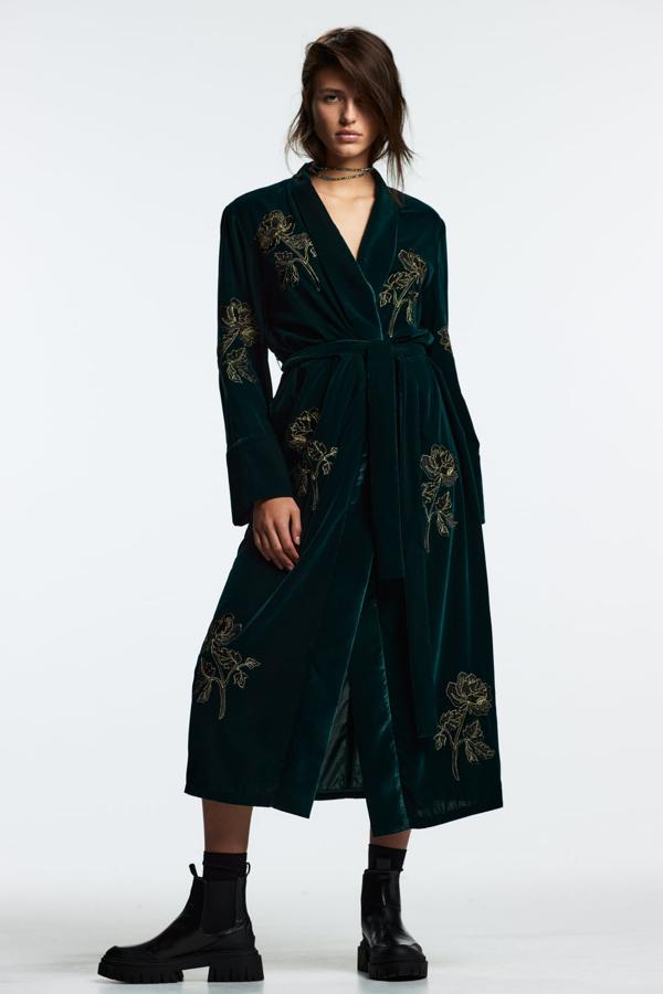 Un vestido de terciopelo con bordados de estilo kimono que también podrás llevar abierto como si fuera una chaqueta larga. Vestido midi en color verde oscuro de Zara (89,99 euros)